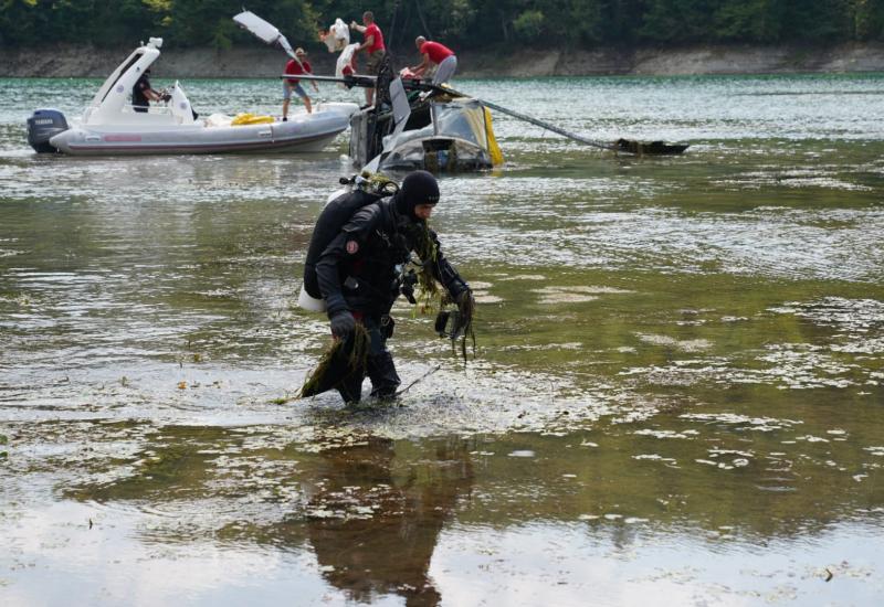 FOTO | Izvučen helikopter OSBiH iz Jablaničkog jezera